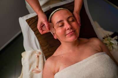 Acupuntura facial,gua sha,masaje facial,rejuvenecimiento facial,bienestar facial,Centro Chí Ourense