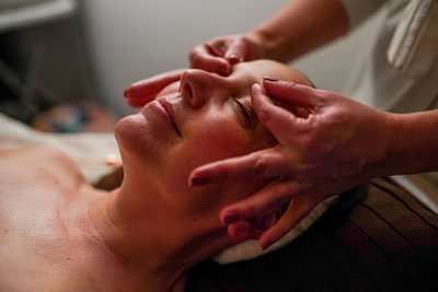 Acupuntura facial,gua sha,masaje facial,rejuvenecimiento facial,bienestar facial,Centro Chí Ourense